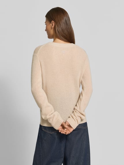 Vrouwenmodel draagt lichte beige Regular Fit pullover van kasjmier model 'Koppa' van JOOP! Dames, volledige rugaanzicht.