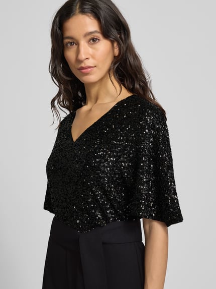 Frauenmodel trägt Taillierter Jumpsuit mit Paillettenbesatz von s.Oliver BLACK LABEL, Optik: Unifarben, Nahaufnahme Oberkörper.