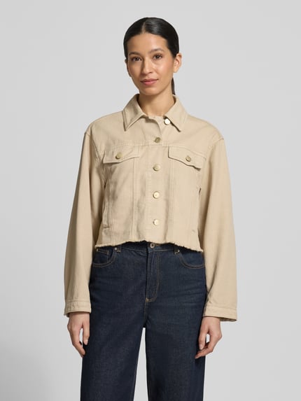 Vrouwenmodel draagt Jeansjacke mit Brusttaschen und Fransen van Luisa Cerano in beige, katoen-lyocellmix, regular fit, borstzakken, knoopsluiting, franje, voorkant volledig zichtbaar, geheel uit de context: schouderbreedte 44 cm, borstwijdte 45 cm, mouwlengte 56 cm, ruglengte 49 cm