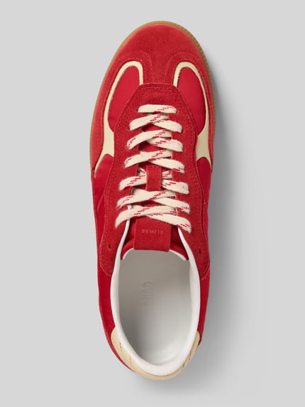 Produktfoto, Sneaker mit Schnürverschluss von ALOHAS in Rot und Beige, echtes Leder, strukturierte Sohle, Label-Detail, abgerundete Spitze