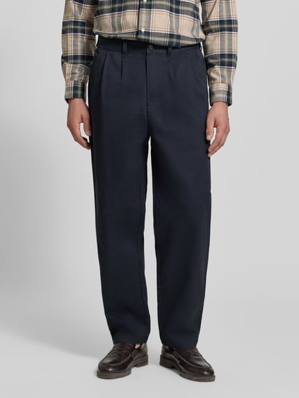 Männermodel trägt Bundfaltenhose mit Twillstruktur von Barbour, unifarben, seitliche Eingrifftaschen, Ganzkörperansicht von vorne.