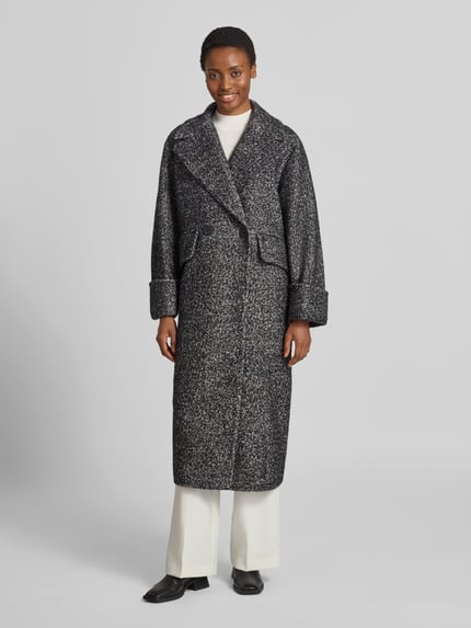 Kobiece modelka ma na sobie płaszcz z dodatkiem wełny Model 'ZAG' od Copenhagen Muse, Mieszanka materiałów szaro-czarna, krój relaxed fit, dwurzędowy, Kołnierz z połami, Kieszenie z patką, Długość tyłu w rozmiarze S: 122 cm, szerokość ramion w rozmiarze S: 46 cm, szerokość klatki piersiowej w rozmiarze S: 53 cm, długość rękawów w rozmiarze S: 58 cm, widok całej sylwetki z przodu