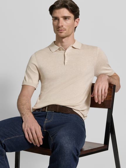 Männermodel trägt Regular Fit Poloshirt mit Knopfleiste Modell 'BELLS' von Casual Friday, Beige, Baumwoll-Lyocell-Mix, Nahaufnahme Oberkörper.