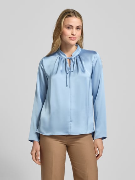 Frauenmodel trägt Regular Fit Langarmbluse mit Schleifen-Detail Modell 'CIMONAS' von HUGO, Optik: unifarben, Satin, Ganzkörperansicht von vorne.