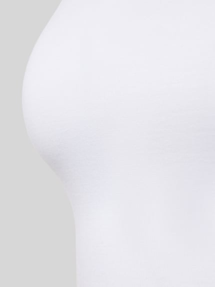 Vrouwenmodel draagt Slim Fit Top met ronde hals van Hanro, modalmix, slim fit, ronde hals, mouwloos design. Detailopname.
