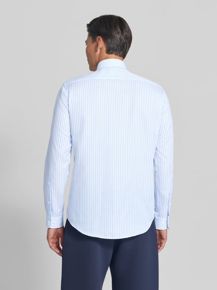 Männermodel trägt Regular Fit Business-Hemd mit Kentkragen von Christian Berg Men in Hellblau-Weiß, reine Baumwolle, Ganzkörperansicht Rückansicht.