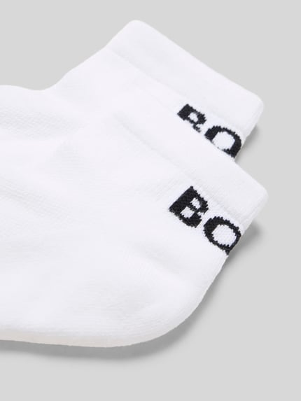 Produktfoto, Sneakersocken im 2er-Pack von BOSS aus weißem Baumwoll-Mix mit Stretch-Anteil, gerippte Bündchen, Logo-Stitching, weiche Sohle, druckfreie handgekettelte Spitze.