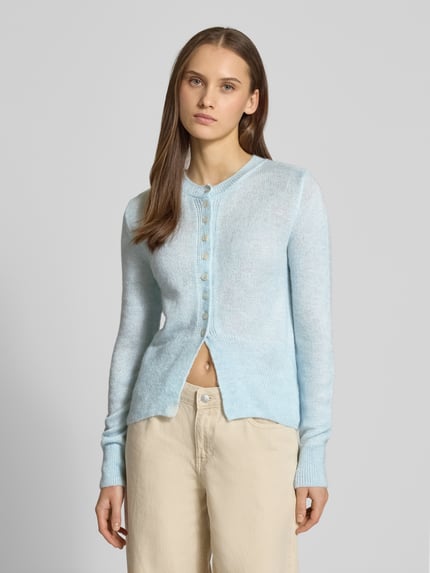 Frauenmodel trägt Regular Fit Strickjacke mit einreihiger Knopfleiste Modell 'ELLA' von ONLY, Optik: Unifarben, Strick, Ganzkörperansicht von vorne.