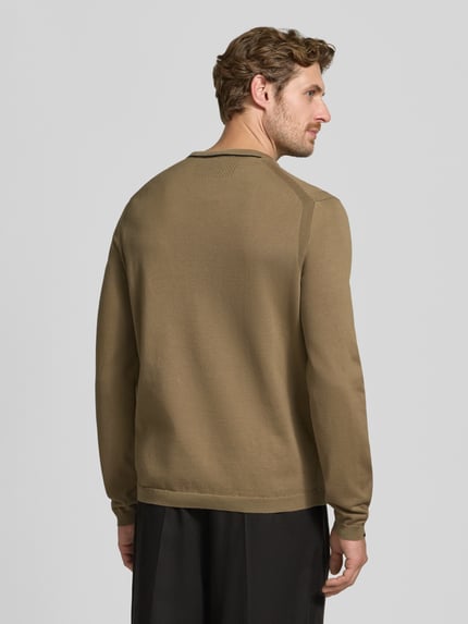 Männermodel trägt Regular Fit Pullover aus reiner Baumwolle Modell 'KN_Ever-X' von BOSS Green, olivgrün, glatte Struktur, Ganzkörperansicht Rückansicht