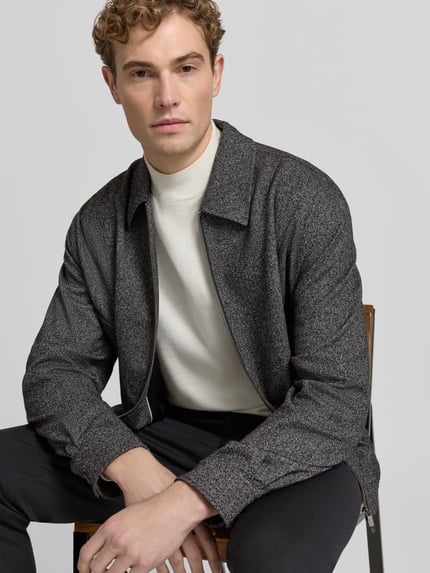 Männermodel trägt Regular Fit blouson met viscose van MCNEAL in grijs met platte kraag en tweewegritssluiting, Nahaufnahme Oberkörper. Context: Heren blouson van MCNEAL, met viscose, regular fit, platte kraag, tweewegritssluiting, ruglengte maat M: 65 cm, schouderbreedte maat M: 63 cm, borstwijdte maat M: 61 cm, mouwlengte maat M: 64 cm.