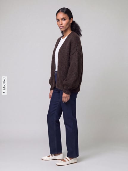 Vrouwenmodel draagt Loose Fit gebreid jack met ballonmouwen model 'MAYBE' van VERO MODA, Dames, donkerbruin, Ganzichaamperspectief van voren, KI-modificeerd beeld