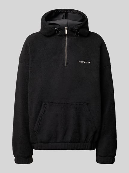 Produktfoto, schwarzer Herren Fleecepullover mit Reißverschluss und Känguru-Tasche Modell 'Olten' von Pegador, Label-Stitching, Relaxed-Fit, Kapuze mit Tunnelzug, strukturierte Oberfläche