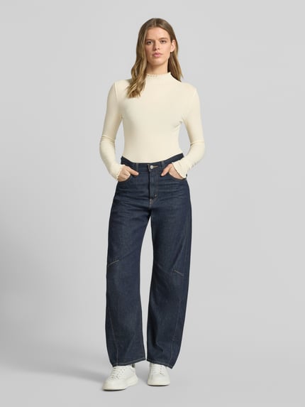 Frauenmodel trägt Slim Fit Langarmshirt aus Lyocell-Mix von Marc O'Polo Denim, Optik: Unifarben, Passform: Slim-Fit, Muster: Gestreift, Label-Patch, Label-Stitching, hochgeschlossen, Ärmelform: Langarm, Ärmelabschluss: Frill, Rumpfabschluss: Frill, Materialverarbeitung: Webware, Material: Lyocell-Mix, Ganzkörperansicht von vorne.