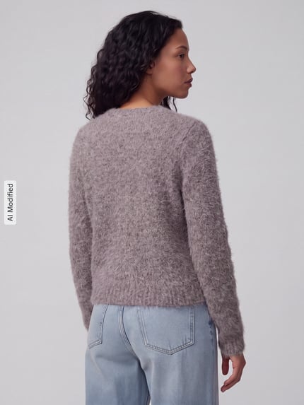 Kobiece model nosi kardigan rozpinany Regular Fit Strickjacke mit Woll-Anteil model 'NOVAH' od VERO MODA, szara tekstura, widok całej sylwetki od tyłu, KI-modifiziertes Bild.