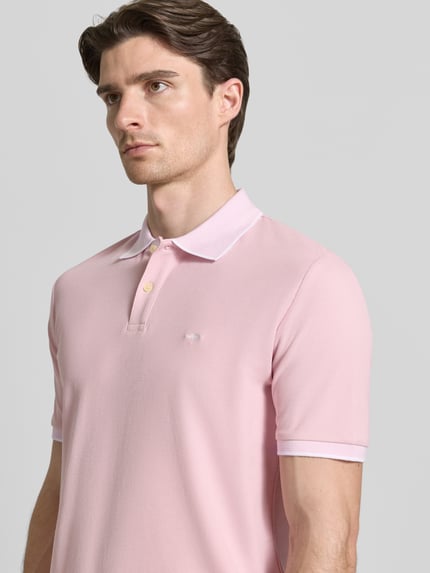 Männermodel trägt Modern Fit Poloshirt mit Stitching von Fynch-Hatton in lichtroze, polokraag, katoen, herenmode, Nahaufnahme Oberkörper.