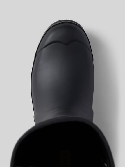 Produktfoto, Stiefel mit Label-Patch von Hunter, schwarze Farbe, abgerundete Passform, strukturierte Oberfläche, Detailaufnahme, Damen Stiefel von Hunter, Label-Patch, Blockabsatz, strukturierte Sohle, Zier-Applikation mit Dornschließe, Absatzhöhe 3 cm, Schafthöhe 26 cm, Schaftweite 15 cm