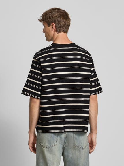 REVIEW Cropped Fit T-Shirt mit Label-Stitching Black 5