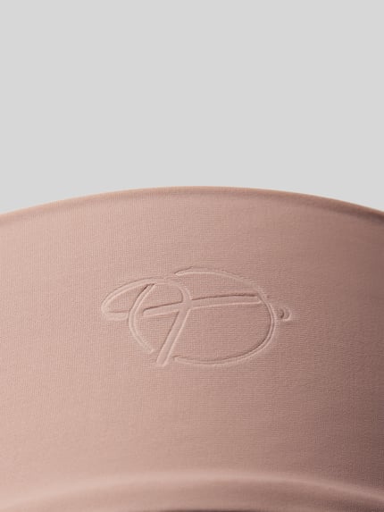 Triumph Stringi z szerokim fasonem bandażowym Model „Body Makeup Illusion” Ziemisty brązowy 2