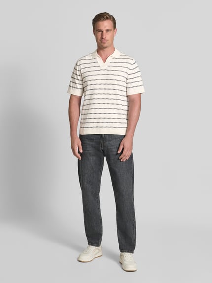 Männermodel trägt Regular Fit poloshirt aus reiner katoen van Tom Tailor in wit met grijze strepen, Heren poloshirt, Ganzkörperansicht von vorne.