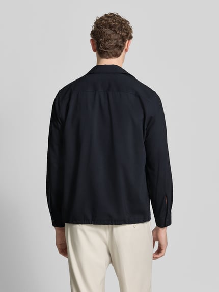 Männermodel trägt Regular Fit Overshirt mit Baumwoll-Anteil - Marc O'Polo × DFB Travel Collection, unifarben, Ganzkörperansicht Rückansicht