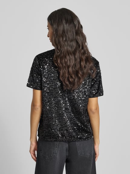 Frauenmodel trägt Relaxed Fit T-Shirt mit Pailletten von s.Oliver RED LABEL, Optik: Unifarben, Glänzend, Regular-Fit, Rundhals, Kurzarm, Ganzkörperansicht Rückansicht.