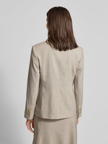 Frauenmodel trägt Regular Fit Blazer aus reiner Schurwolle Modell 'JALETO9' von BOSS, Optik: Unifarben, Melange, Ganzkörperansicht Rückansicht.