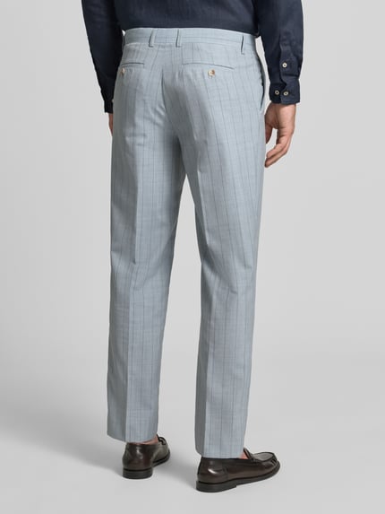 Männermodel trägt Straight Fit Hose mit Leinen-Anteil Modell 'Wesley' von Matinique, hellgrau, Bügelfalten, Gesäßtaschen, Ganzkörperansicht Rückansicht.