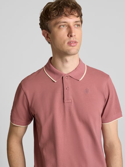 Männermodel trägt Regular Fit Poloshirt mit Logo-Stitching Modell 'Hedin' von Blend in Altrosa, reine Baumwolle, Nahaufnahme Oberkörper.
