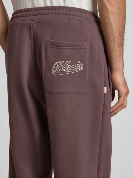 Männermodel trägt Regular Fit Sweatpants mit elastischem Bund Modell 'Source' von BLKVIS, reine Baumwolle, Gesäßtasche, Nahaufnahme Rückansicht.