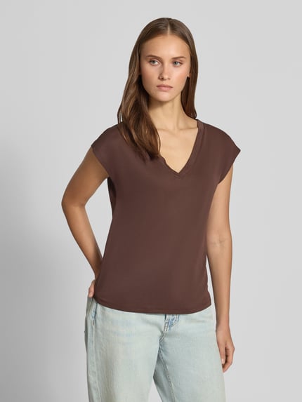 Frauenmodel trägt Regular Fit T-Shirt aus Modal-Mix Modell 'FREE' von ONLY, braun, glatte Oberfläche, Damen T-Shirt von ONLY, Ganzkörperansicht von vorne.