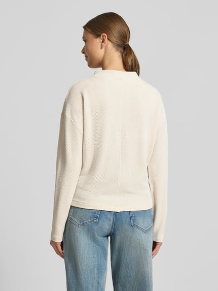 Frauenmodel trägt Relaxed Fit Sweatshirt mit Stehkragen Modell 'Serata' von Opus im elastischen Viskose-Mix mit Strukturmuster, Ganzkörperansicht Rückansicht.