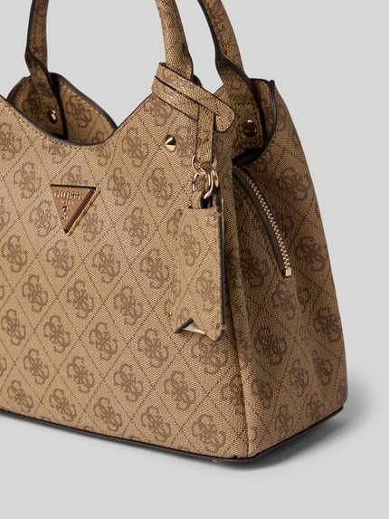 Produktfoto, Handtasche mit Logo-Muster Modell 'ECO MERIDIAN II' von Guess mit Label-Applikation, Tragehenkel, Schulterriemen, Hauptfach mit Reißverschluss, in Braun, strukturierte Oberfläche, Maße ca. 27 x 21 x 12 cm, Schulterriemen 120 cm.