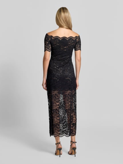 Frauenmodel trägt Abendkleid mit Spitzenbesatz von Rabanne, schwarze Spitze mit floralem Muster, Maxi-Länge, figurbetont, Muschelsaum, Rückansicht Ganzkörperansicht.