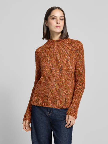 Frauenmodel trägt Strickpullover mit Stehkragen von Rich & Royal, mehrfarbiger Material-Mix mit Mohairwoll-Anteil, Ganzkörperansicht von vorne.