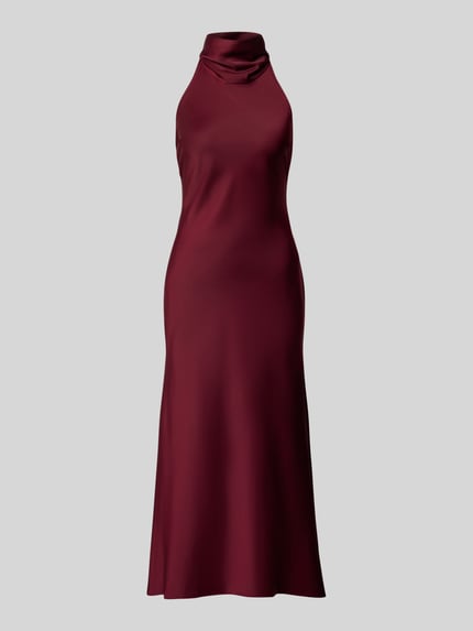 Productfoto, bordeauxrood avondkleed met halternek en open rug, satijn, aansluitende pasvorm, Bardot 'Abendkleid mit Neckholder Modell 'DELPHINA', elastische materiaalmix, midi lengte, schouder- en mouwloos, rugrits.