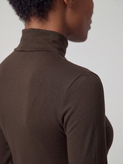 Männermodel trägt Pullover mit Rollkragen Jersey-Qualität von S.OLIVER CASUAL, unifarben, figurumspielend, langarm, hochgeschlossen, abgerundeter Rumpfabschluss, Nahaufnahme Oberkörper
