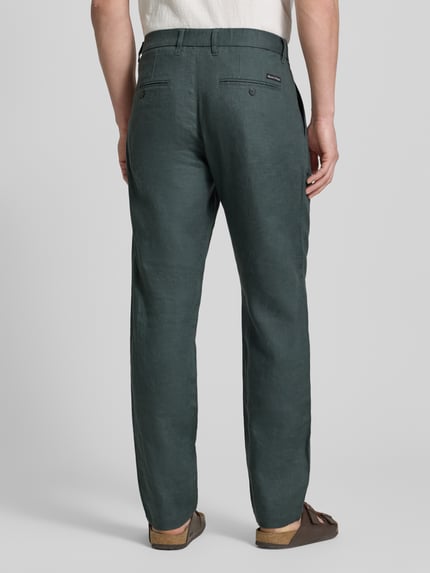 Männermodel trägt Tapered Leinenhose mit Gürtelschlaufen Modell 'OSBY JOGGER' von Marc O'Polo, Unifarben, reine Leinen, Ganzkörperansicht Rückansicht