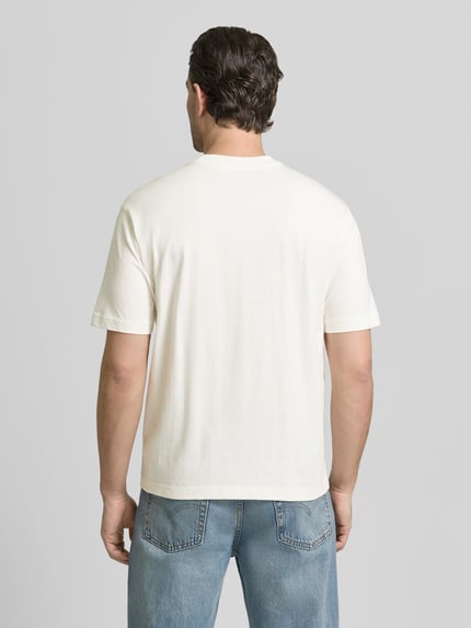 Męski model nosi Regular Fit T-Shirt aus reiner Baumwolle von MCNEAL, krój regular fit, bawełna, krótki rękaw, widok całej sylwetki z tyłu.