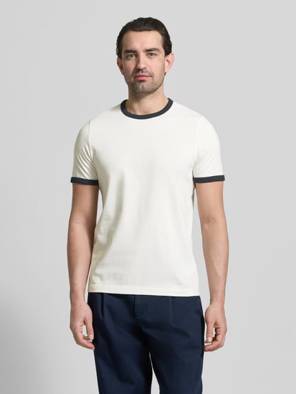 Męski model nosi Slim Fit T-Shirt mit Rundhalsausschnitt von MCNEAL, bawełna, krój slim fit, krótki rękaw, długość tyłu M: 70 cm, kolor biały z czarnymi detalami, gładka faktura, pełny widok z przodu