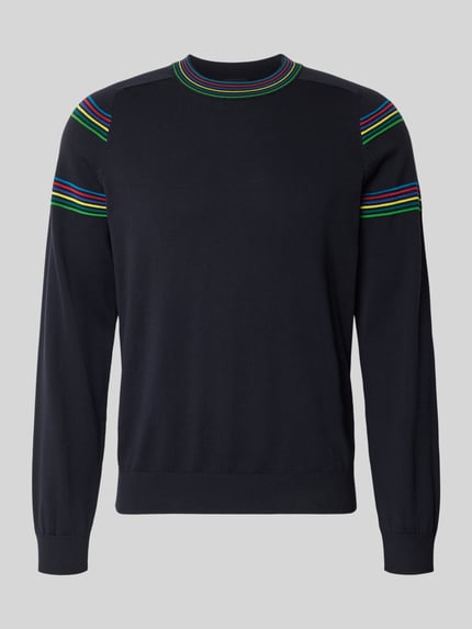 Produktfoto, Pullover mit Rundhalsausschnitt und Kontraststreifen von PAUL SMITH in Dunkelblau, Regular Fit, reine Baumwolle, farbige Streifen am Kragen und an den Ärmeln, Rückenlänge 65 cm, Ärmellänge 71 cm.
