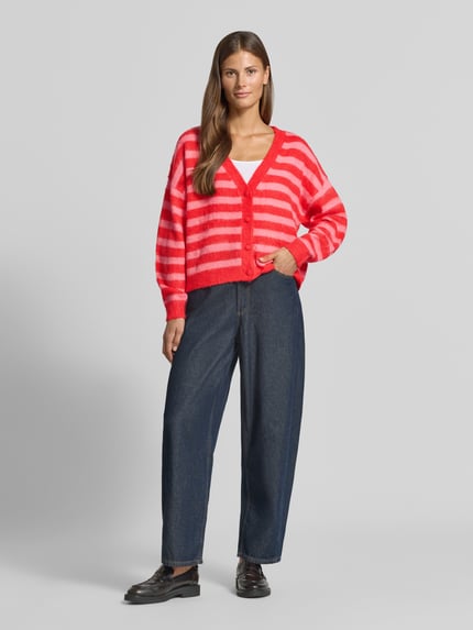Vrouwenmodel draagt gebreid jack van ICHI, Model 'BLUSH', materiaalmix met wol, regular fit, all-over look, v-hals, knoopsluiting, ruglengte maat S 51 cm, mouwlengte maat S 65 cm, rood gestreept, structuur met zachte textuur, voorkant, geheel lichaam