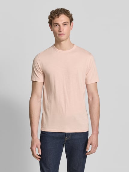 Męski model nosi Regular Fit T-Shirt aus reiner Baumwolle Modell 'TEGOOD' od BOSS Orange, jednokolorowa, logo, krótki rękaw, przód, całe ciało
