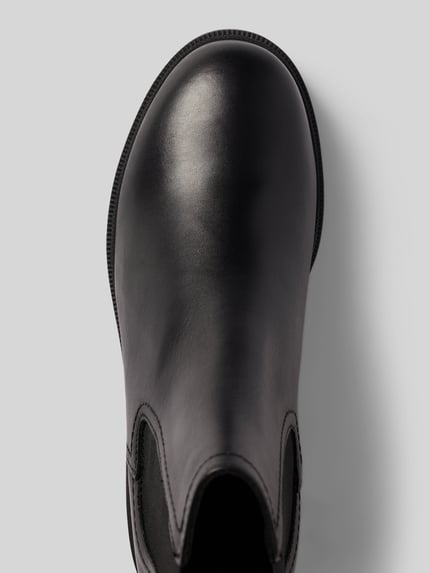 Produktfoto, czarne kozaki Boots aus echtem Leder od Tamaris, gładka skóra, widoczna faktura, damskie kozaki, zbliżenie, kontekst: damskie kozaki / Boots od Tamaris