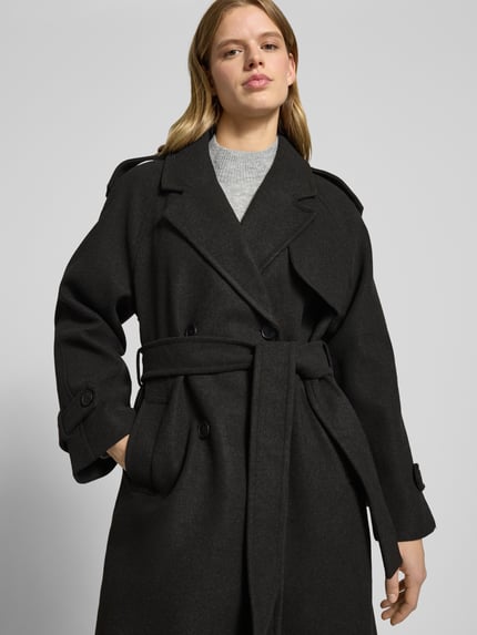 Kobiece model prezentuje płaszcz Regular Fit Mantel mit Reverskragen Modell 'DEAR-TRILLION' od ONLY, melanż, długi rękaw, wpuszczane kieszenie, 2-rzędowe zapięcie guzikowe, kołnierz z połami, widok z przodu, ujęcie do połowy ciała.