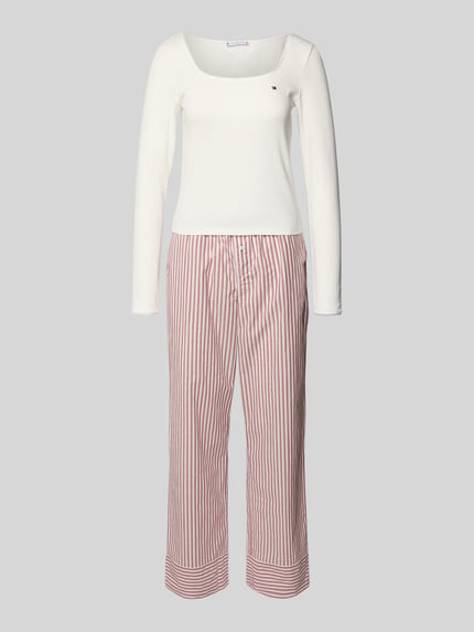 Vrouwenmodel draagt Regular Fit Pyjama uit katoenmix van TOMMY HILFIGER, effen pyjamabovendeel, gestreepte pyjamabroek, met kant, logostitching, boothals, lange mouw, elastische boord, tweedelig, zij-ingezette steekzakken, fijne geweven structuur, Ganzkörperansicht van voren.