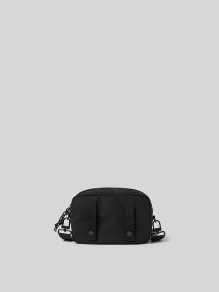 Produktfoto, schwarze Crossbody Bag mit Logo-Stitching von Kenzo, Strukturmuster, abnehmbarer Schulterriemen, Steckfach innen, kompakte Form.