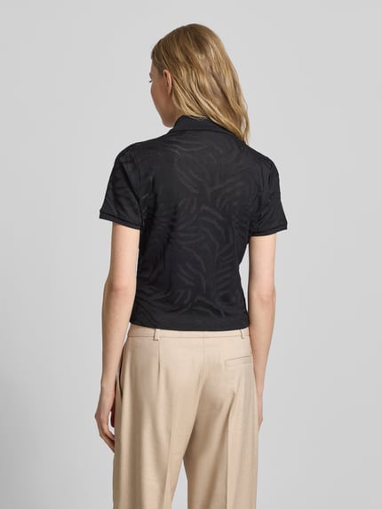 Kobiece modelka nosi Regular Fit Poloshirt aus Viskose-Mix Modell 'DEMETRI' von HUGO, efekt: wzór zwierzęcy na całej powierzchni, półprzezroczysty materiał, kołnierzyk polo, krótki rękaw, zakończenie rękawów: prążkowane, mieszanka wiskozy, Ganzkörperansicht Rückansicht.