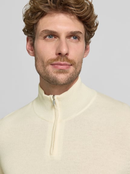 Männermodel trägt Regular Fit Pullover aus Schurwoll-Kaschmir-Mix Modell 'H-Hemarlo' von BOSS in Beige, Nahaufnahme Oberkörper, Herren Pullover von BOSS