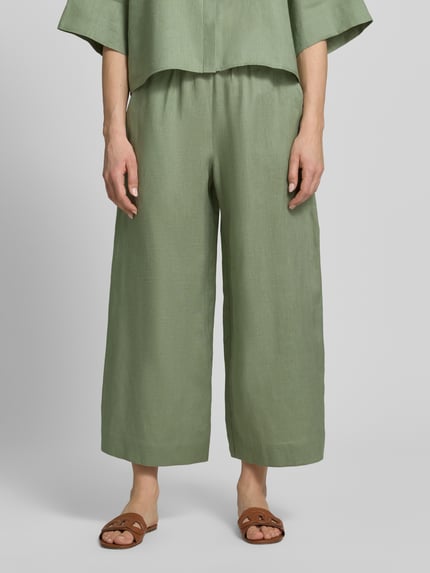 Frauenmodel trägt Culotte aus Leinen mit elastischem Bund Modell 'CANNETI' von MM by Max Mara in grün, Wide Leg Fit, Nahaufnahme Oberkörper.