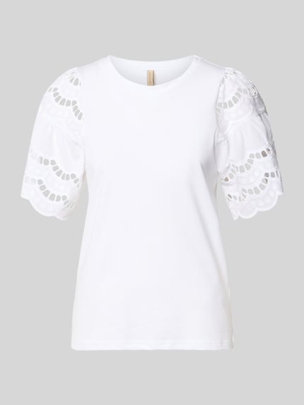 Produktfoto, damski t-shirt z bawełny, krój regular fit, haft angielski, okrągły dekolt, model 'LORAINE' od Soyaconcept, długość tyłu 59 cm w rozmiarze S, biały, gładka tekstura, rękawy z haftem